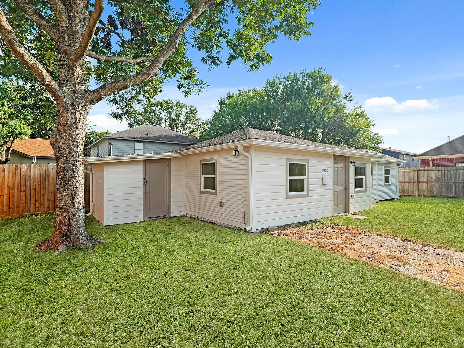 2 bed, 1.0 bath, 1123 sqft, $1,100 — Photo 1