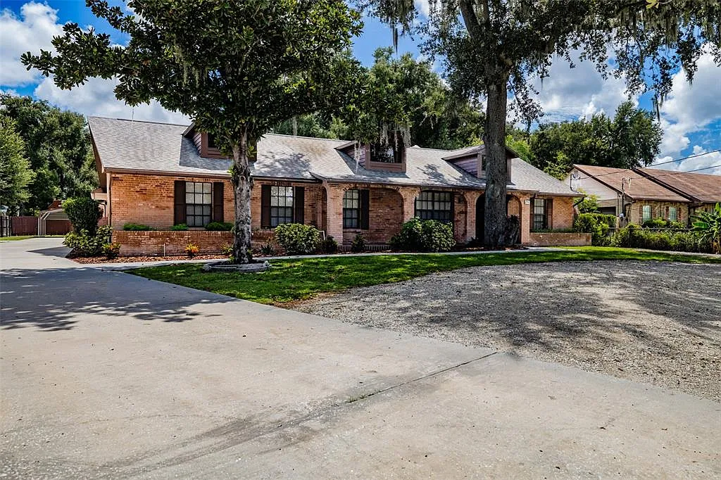 4 bed, 3.0 bath, 2402 sqft, $2,600 — Photo 1