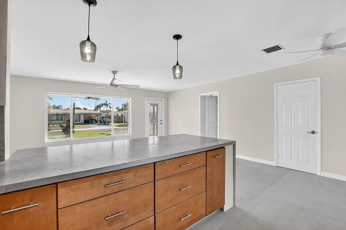 4 bed, 2.0 bath, 1844 sqft, $6,200 — Photo 2