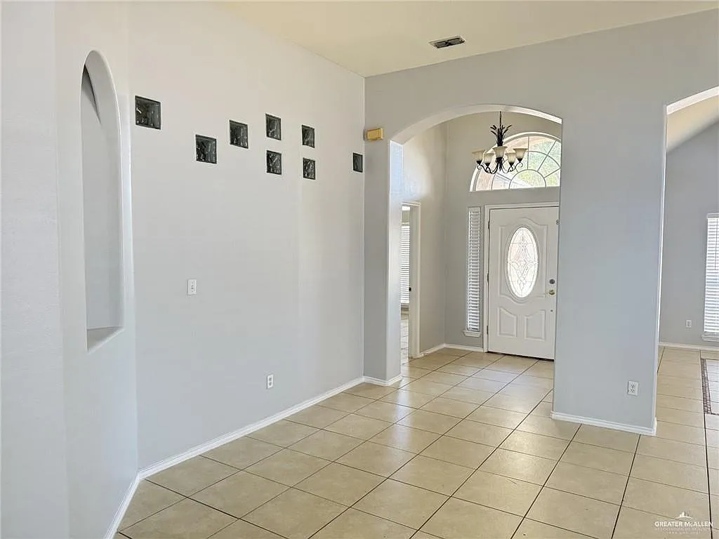 4 bed, 2.0 bath, 2561 sqft, $2,400 — Photo 3