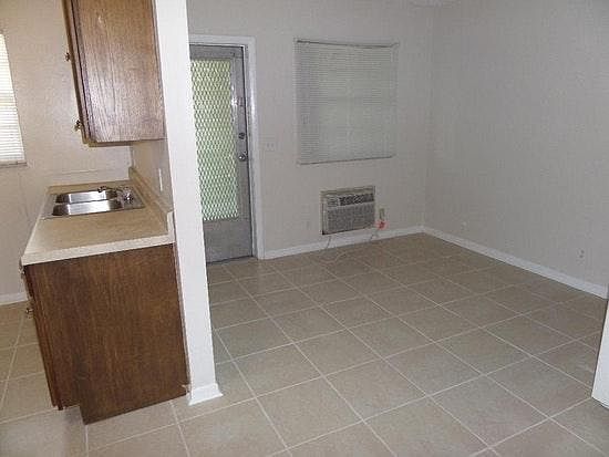 4th image of 702 N L St APT 8