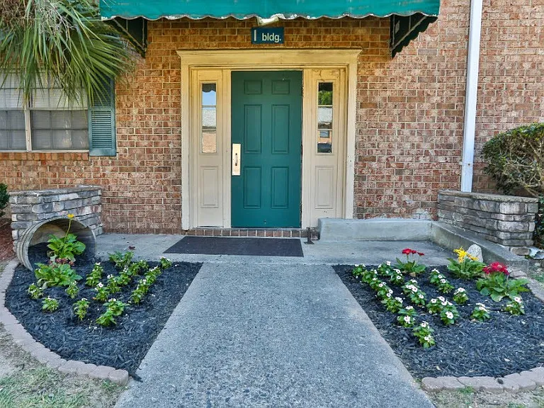 Welcome to Courtyards Apartments, where comfort meets convenience. With a beautifully landscaped entrance and inviting atmosphere, your ideal home awaits. Don't miss out on securing your spotschedule a tour today!