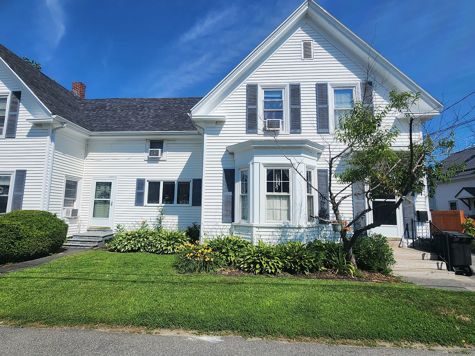 3 bed, 1.5 bath, 1400 sqft, $2,500 — Photo 2