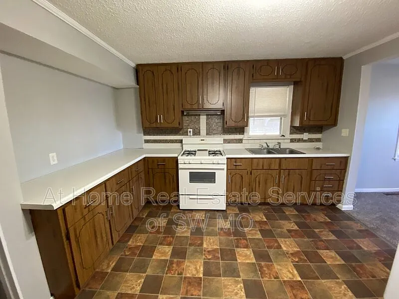3 bed, 1.0 bath, 924 sqft, $1,025 — Photo 4