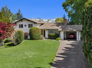 989 Abbey Rd, Saanich, BC V8Y 1L1