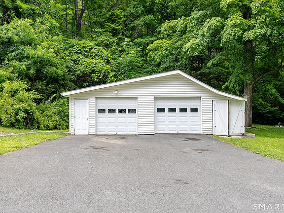 3rd image of 2 Leach Hollow Road