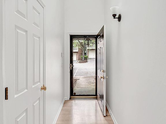 5th image of 268 Glenstone Cir
