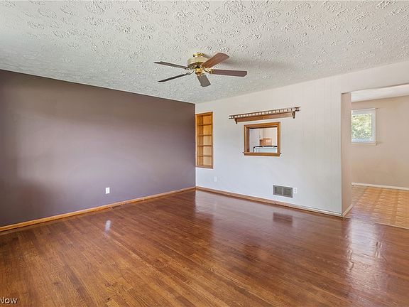 5th image of 915 Valley Dr NW