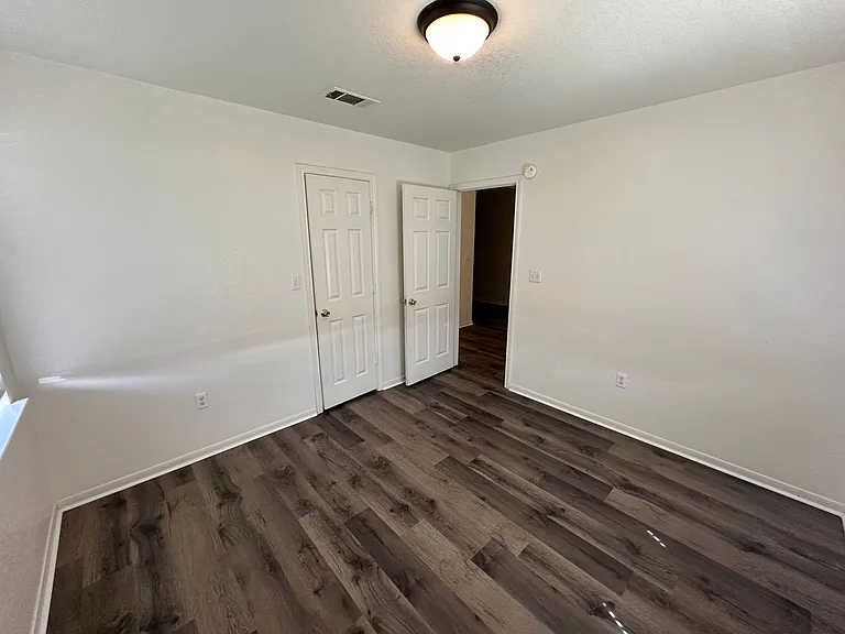 204 W Avenue F — Photo 9