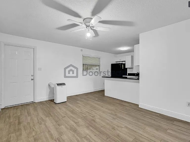 921 Penfield St #B — Photo 3