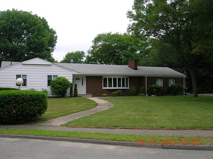 11 Winchester Dr, Lynnfield