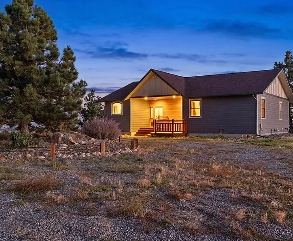 Building Photo - 4040 Mountain View Dr S