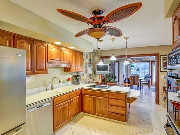 4th image of 128 Orange Dr E