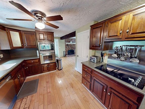 5th image of 25 Edith Dr