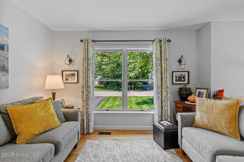 5th image of 25 Mockingbird Lane