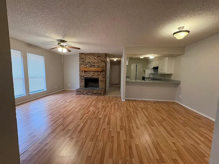 1909 Spindle Top Dr — Photo 2