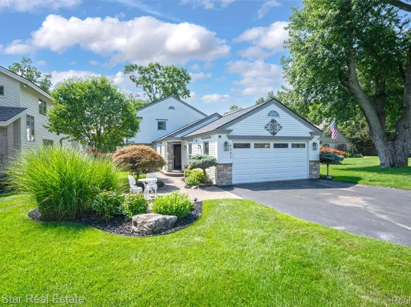 8931 Edgewood Park Dr, Commerce Township, MI 48382