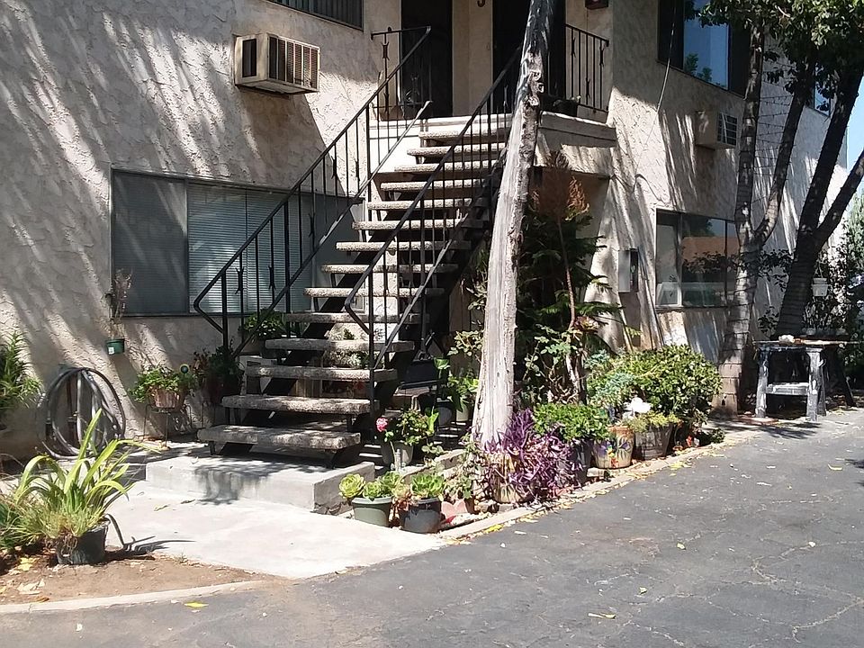 4unit complex, unit is below the stairs. This is a front view