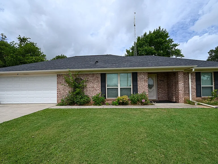 2951 N Trinity St — Photo 1