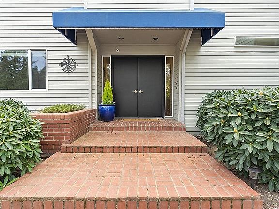 3rd image of 8814 92nd St NW