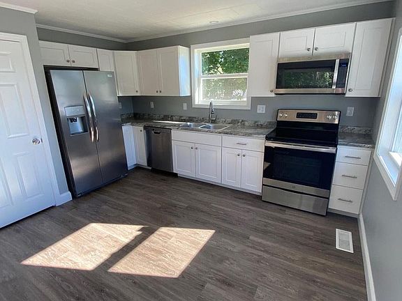 4th image of 860 Forest Ave