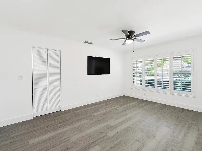 3185 Saint James Dr — Photo 24