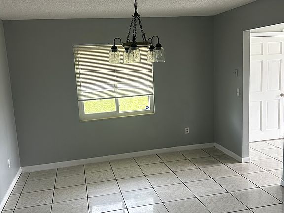 4th image of 909 Midway St
