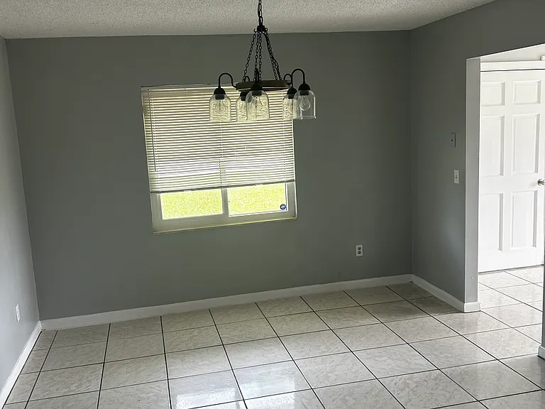 909 Midway St — Photo 4