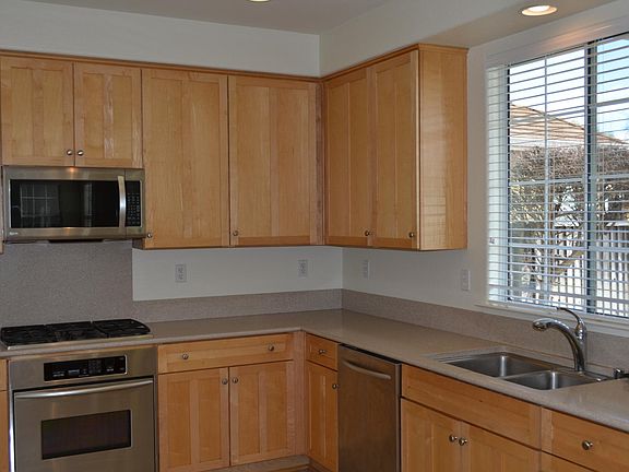 Spacious Kitchen w/peninsula