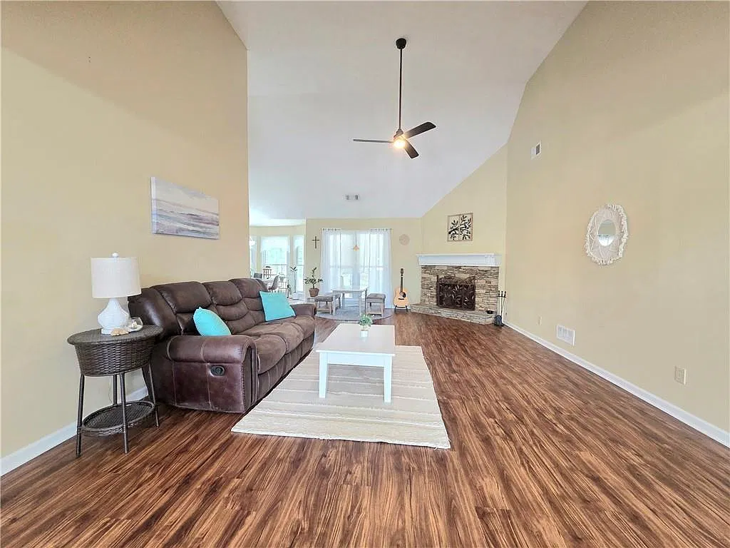 3 bed, 2.5 bath, 2475 sqft, $2,500 — Photo 2