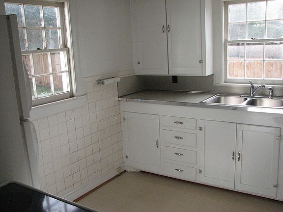 5th image of 2909 Kennedy St NE