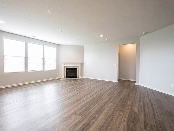 4th image of 15324 Eastpark Cir W