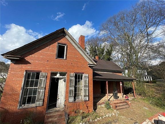 3rd image of 398 New Hermitage Rd NE