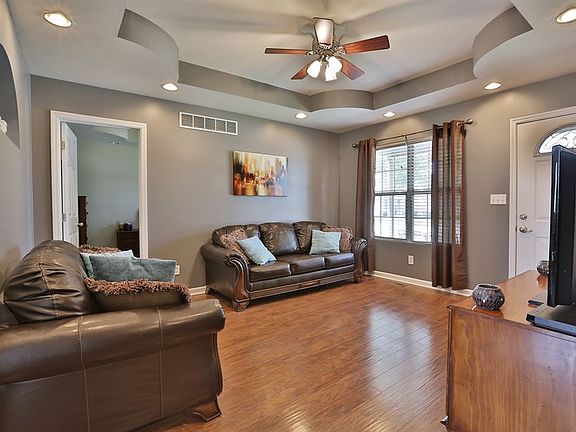 3rd image of 113 Briar Patch Ln