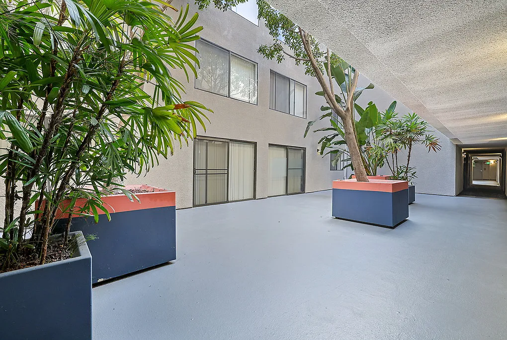 Regency Palm Court — Photo 1