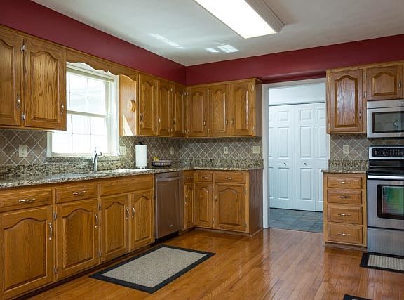 3rd image of 3205 White Oak Dr