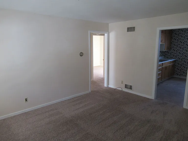 922 Broadway St — Photo 4