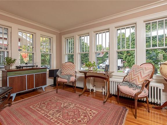 4th image of 20 Fordham Dr