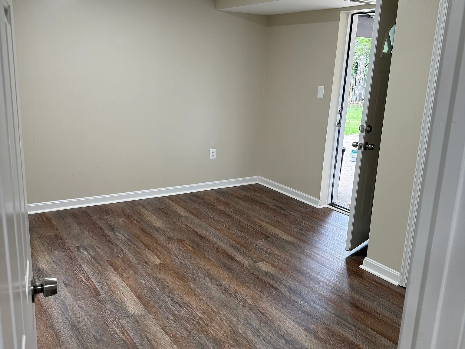 2 bed, 1000 sqft, $2,000 — Photo 2