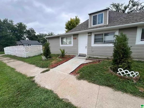 624 W 8th St, South Sioux City, NE 68776