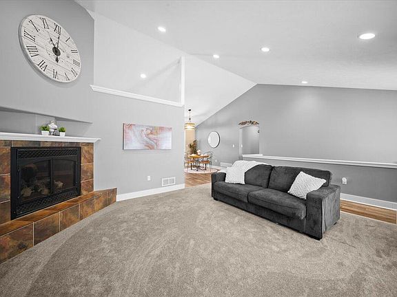 4th image of 738 Fieldstone Dr