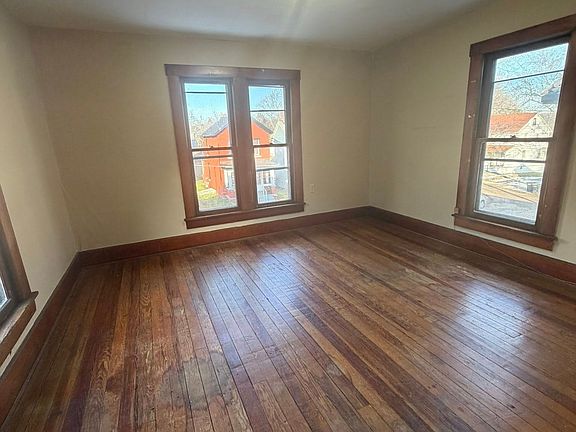 3rd image of 414 Thurman St