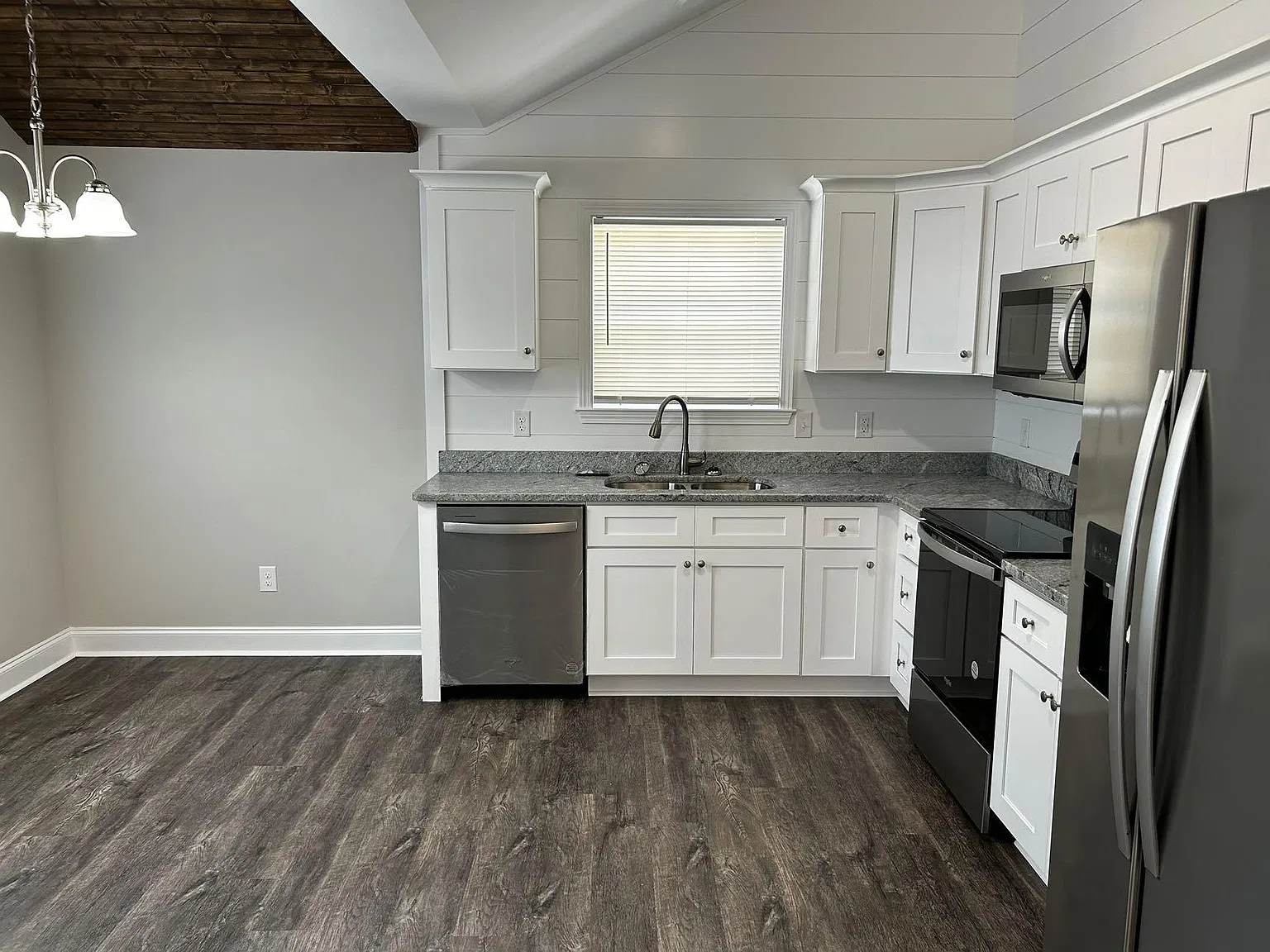 2 bed, 800 sqft, $1,350 — Photo 2