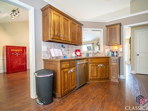 4th image of 140 River Glen Drive