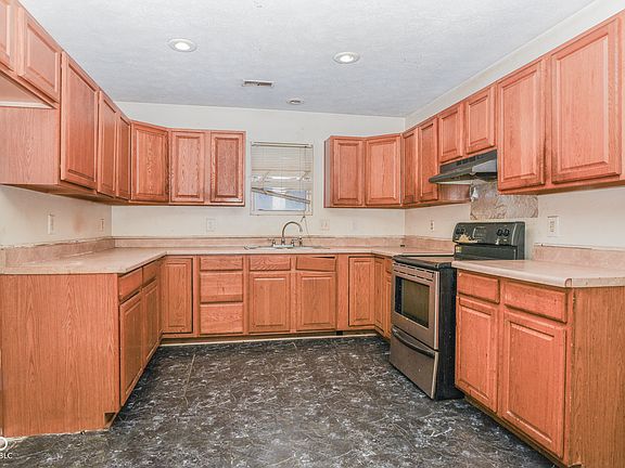 3rd image of 451 W 26th St