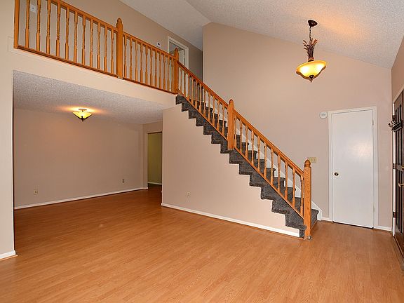 4th image of 2715 Meadow Brook Ln