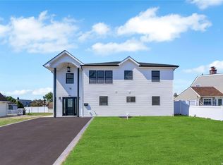 141 Scooter Ln, Hicksville, NY 11801