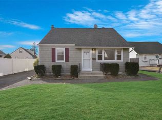4 Kenneth Ln, Bay Shore, NY 11706