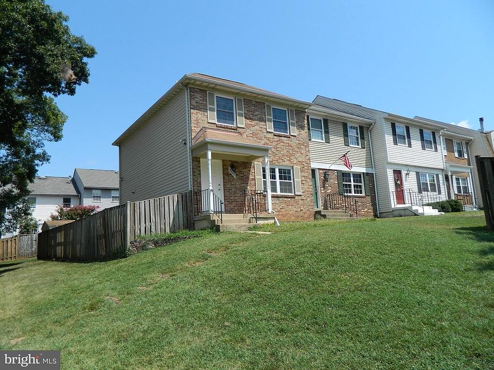 Beautiful 3 Level End Townhouse