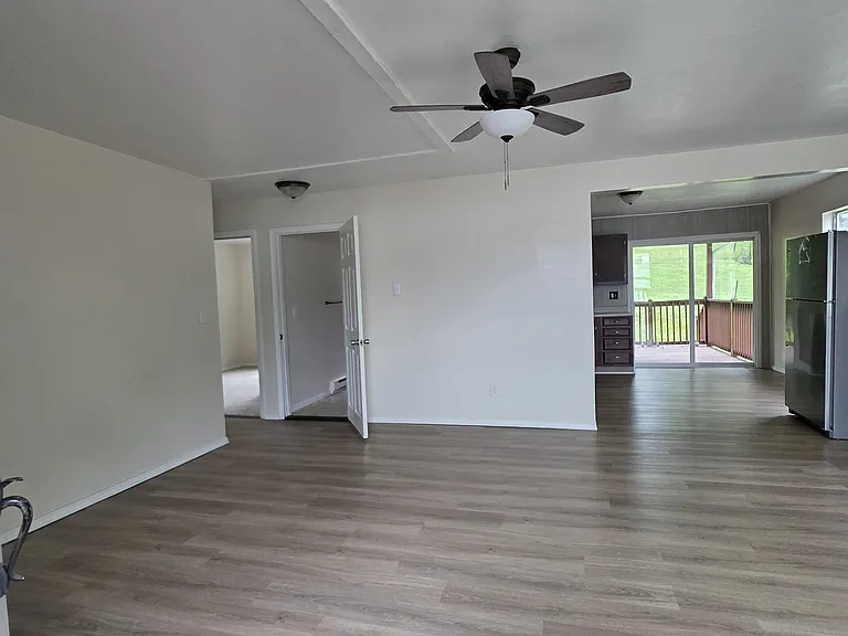 555 1/2 Canterbury Dr — Photo 4